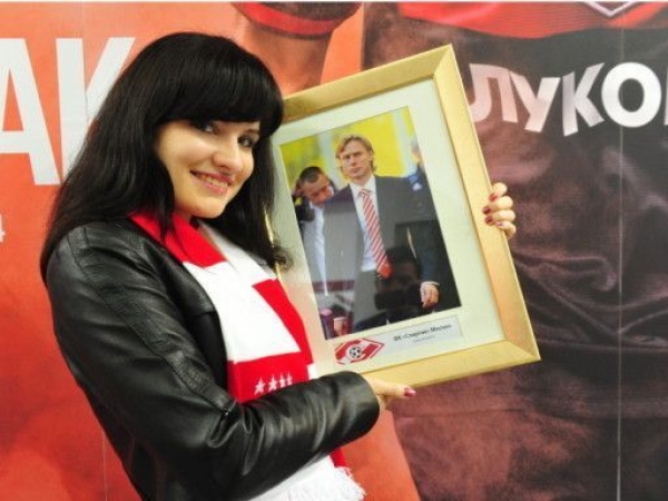 С портретом Валерия Карпина