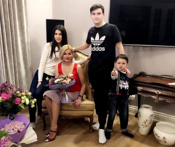 Александр Круг с семьей