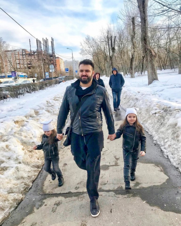 Аркадий Думикян на прогулке с дочерьми