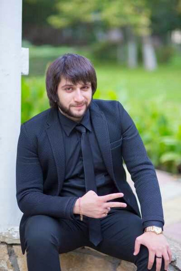 По образованию Эльбрус—юрист