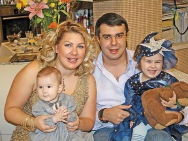 Ева Польна с мужем и двумя дочерями