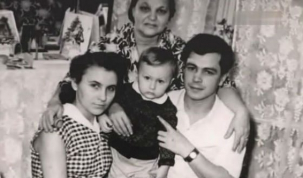 Игорь с родителями и бабушкой