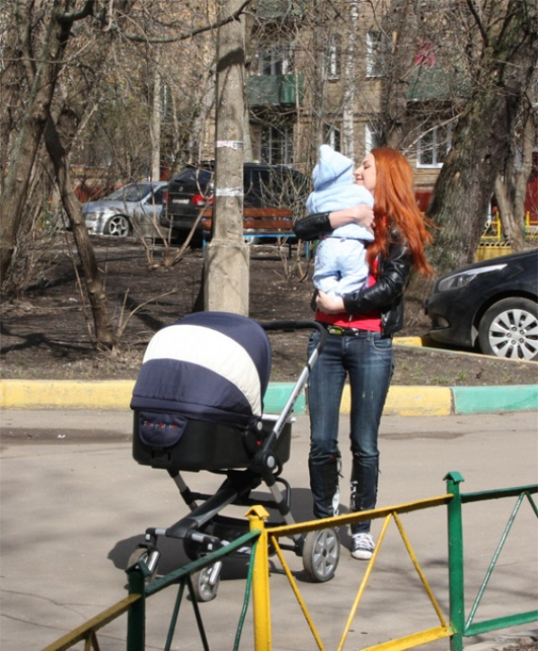 Ирина Забияка на прогулке с новорожденным сыном Матвеем
