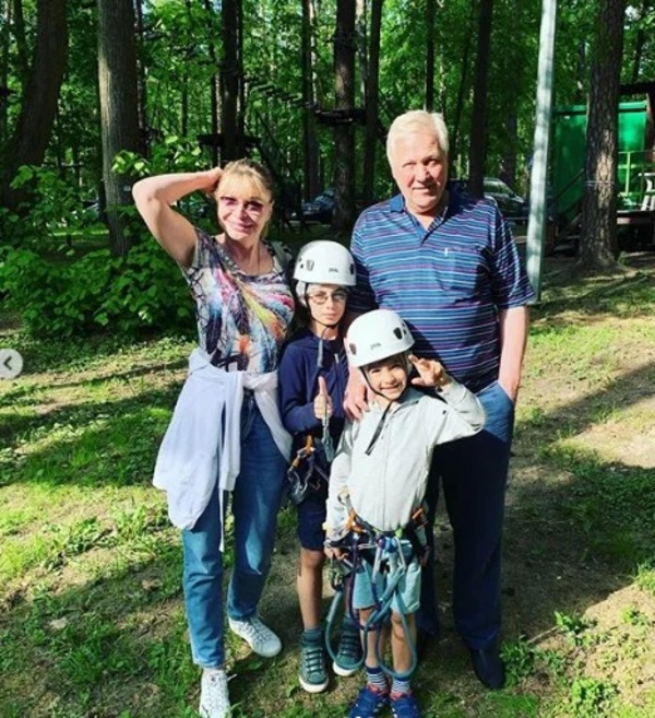 С мужем и внуками