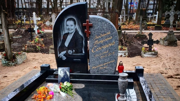 Каждый день к могиле артистки поклонники приносят цветы