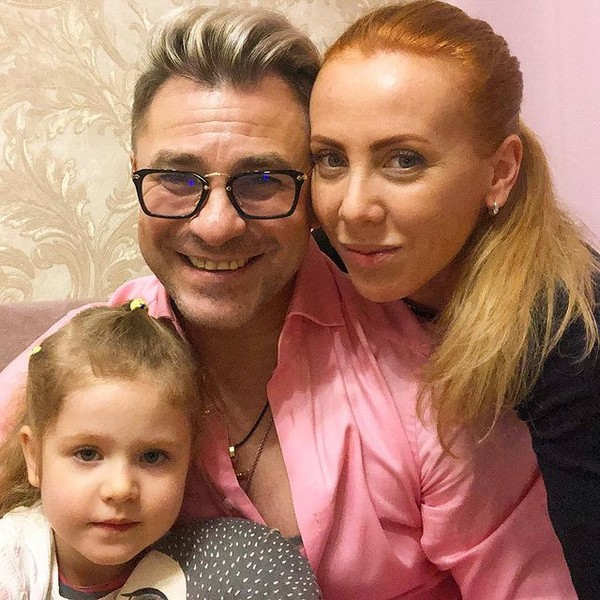 Павел Соколов с женой Викторией и дочерью Софией