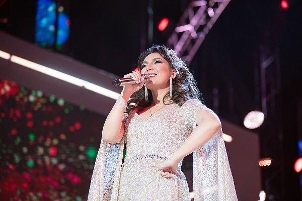 Артистка на сцене