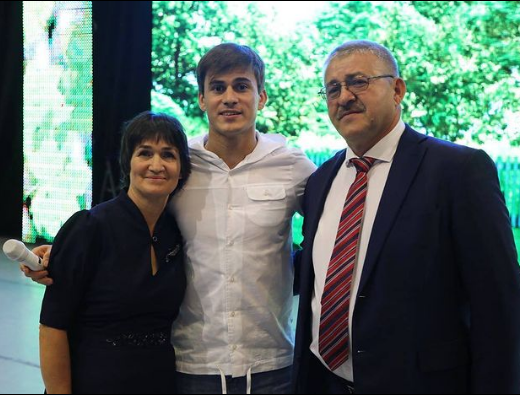 Певец со своими родителями