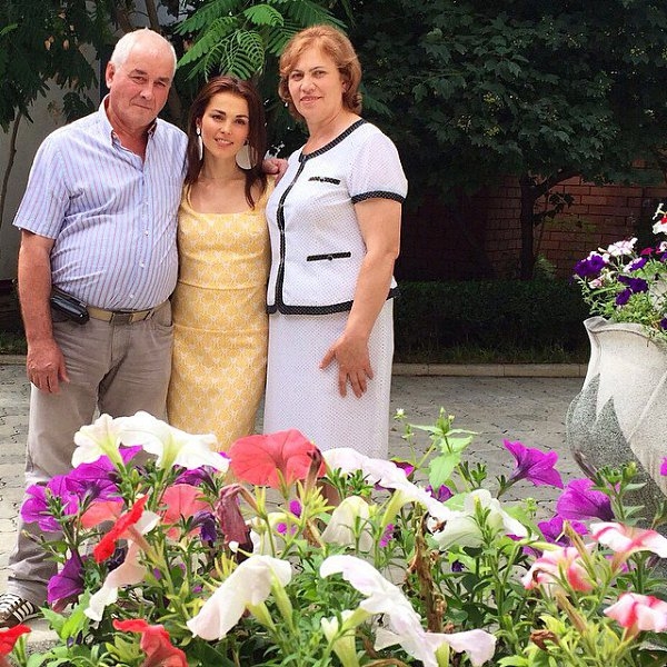 Сати Казанова с родителями