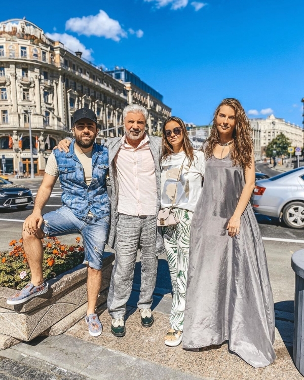 Певец с семьей