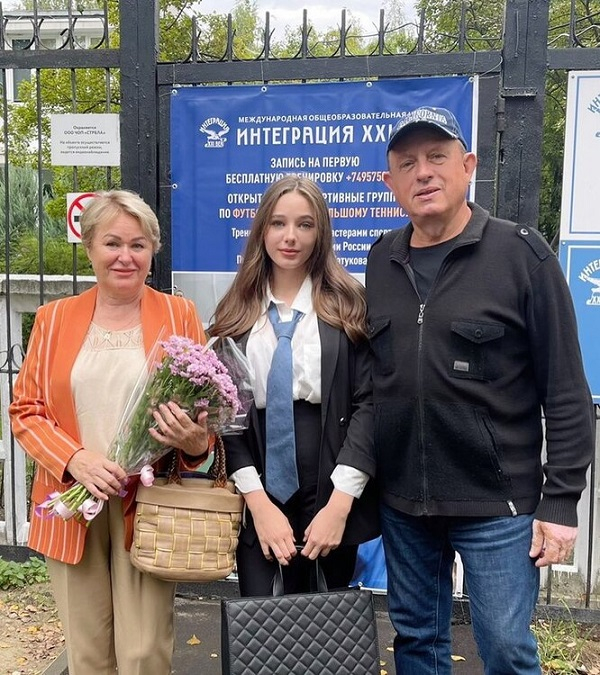 Алдонина вместе с бабушкой и дедушкой